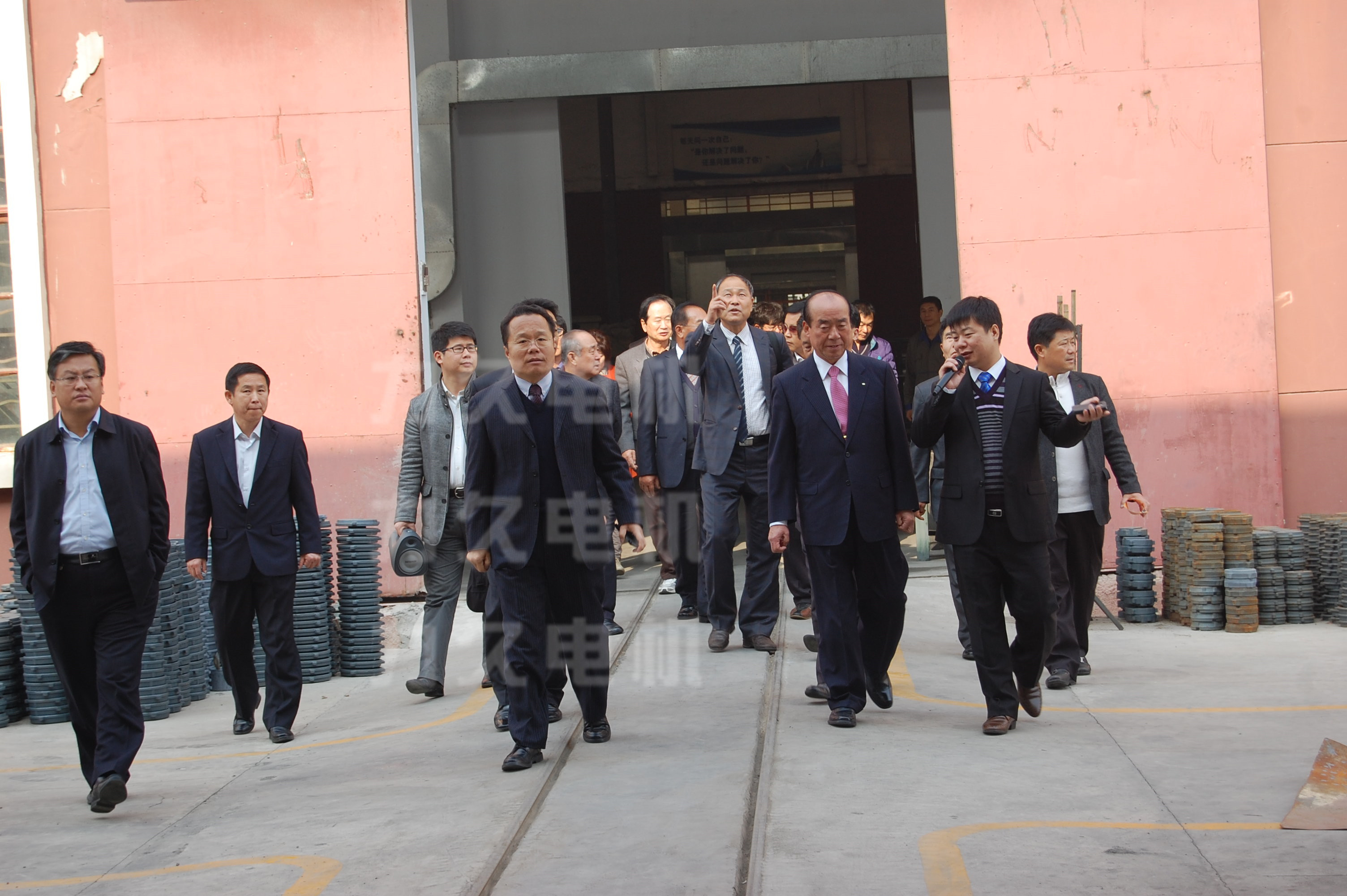 韓國考察團(tuán)在力久電機車間